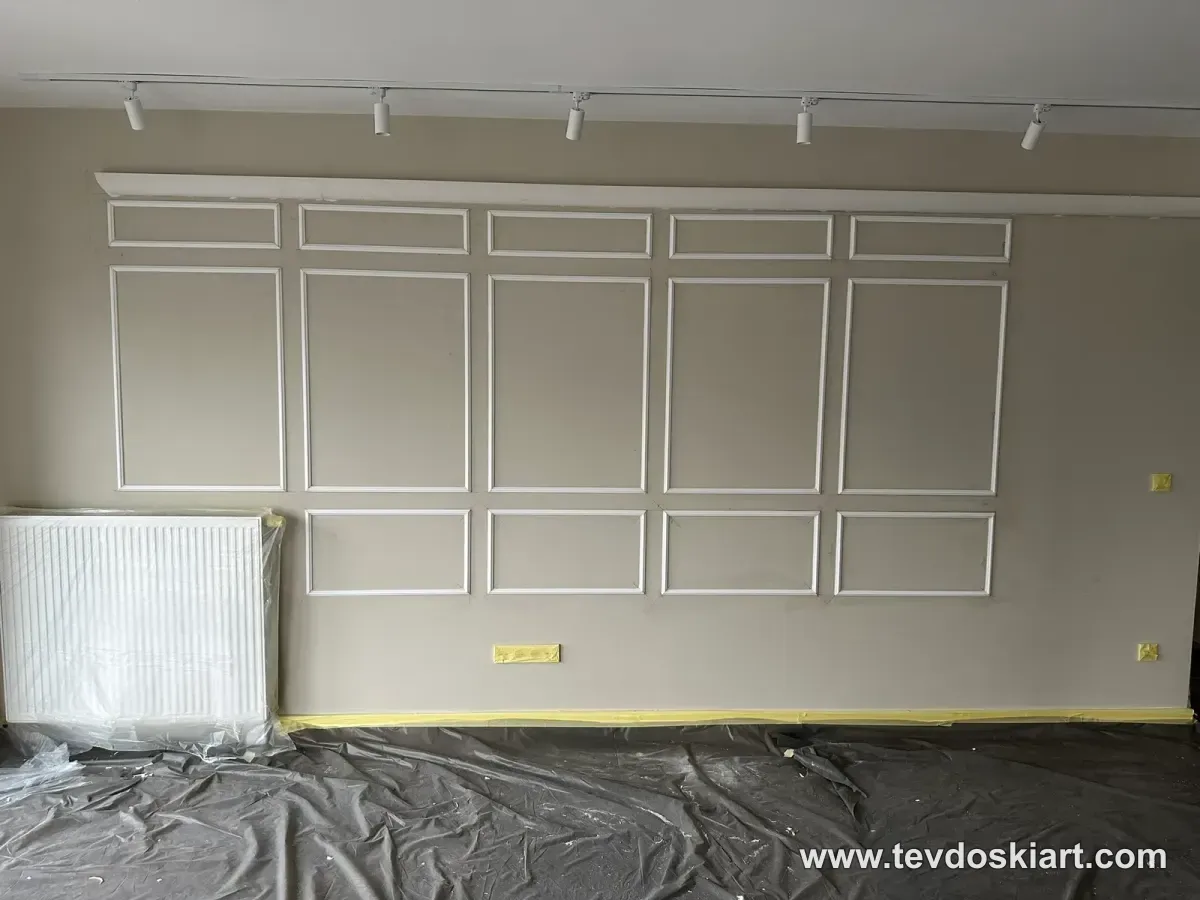 Пред декоративно фарбање #pred #renoviranje #molding #tetovo – беж соба со бели декоративни рамки пред фарбање Tevdoski Art