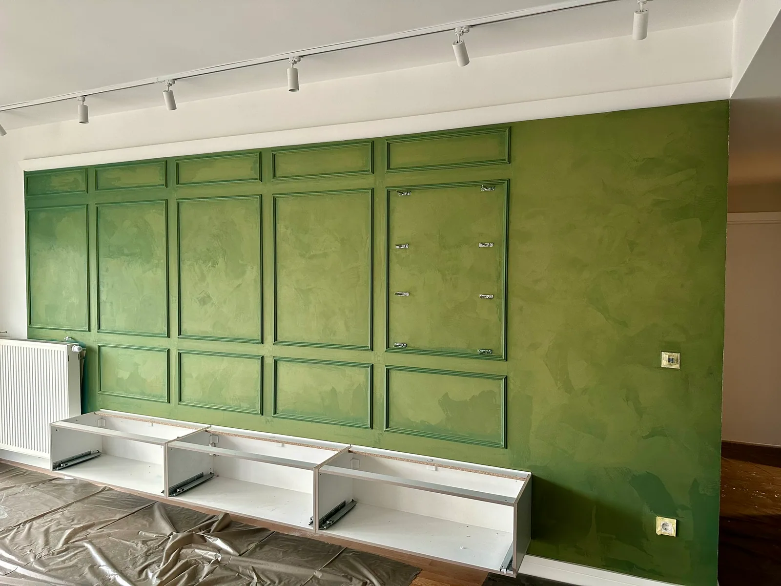 Потоа декоративно фарбање #potoa #predpotoa #renoviranje #tetovo – зелен декоративен финиш со молдинг рамки Tevdoski Art