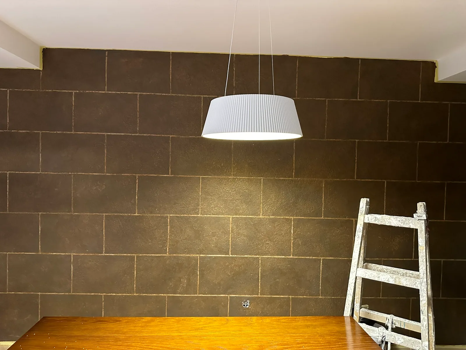 Пред декоративна техника #pred #decorativnofaranje #rustpaint #tetovo – темно-кафеав ѕид пред трансформација Tevdoski Art